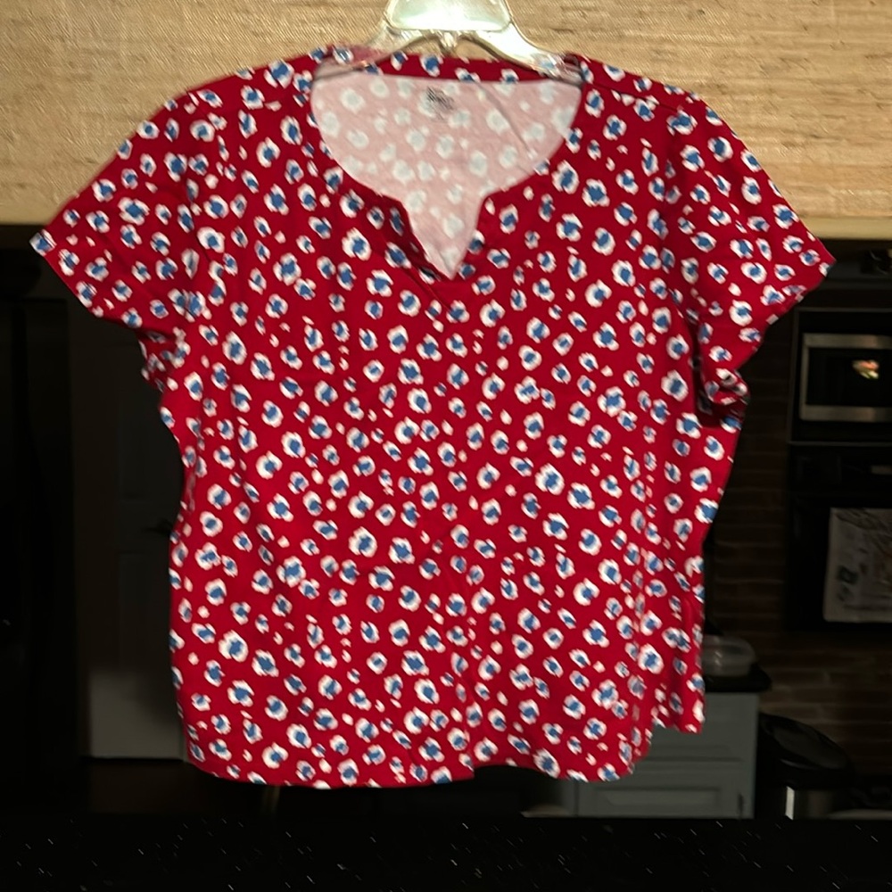 Kim Rogers perfectly soft cutout neck red white & blue floral short sleeve top
